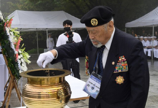 지난 2018년6월26일 부산 중구 중앙공원에서 열린 대한해협해전 전승기념행사에서 참전용사인 최영섭 당시 백두산함 갑판사관이 분향하고 있다. [출처=연합뉴스]